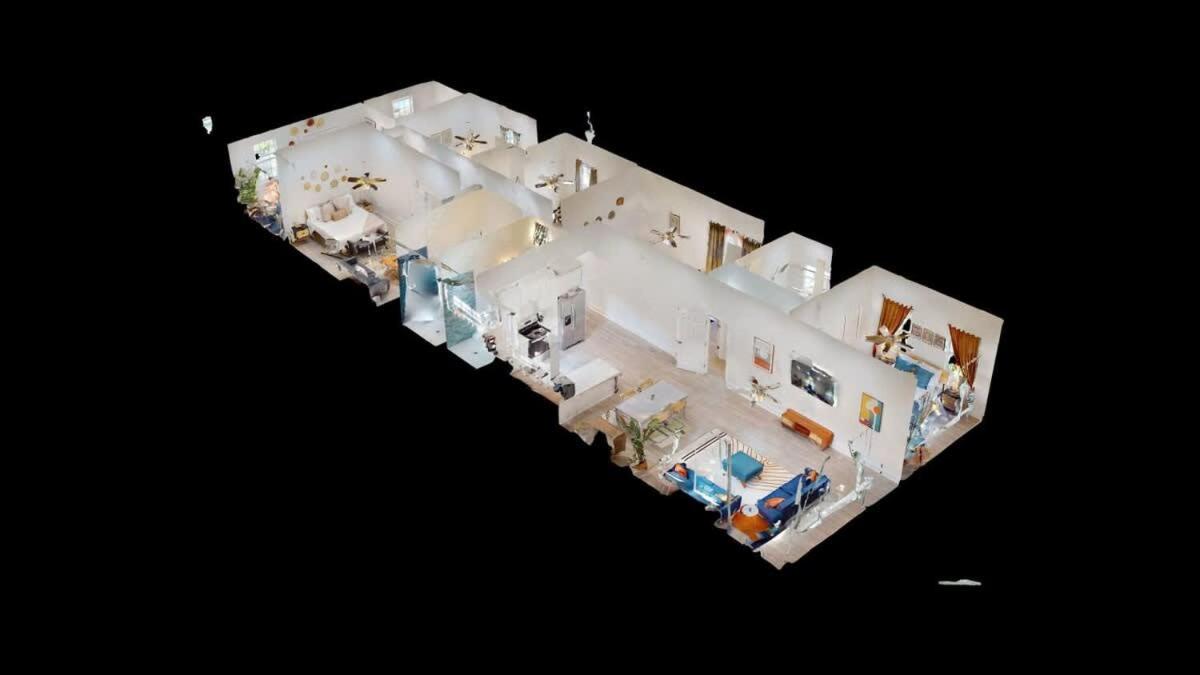 Sunny 5Bed w Parking and direct Streetcar access view 5