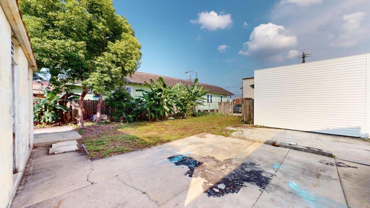 Sunny 5Bed w Parking and direct Streetcar access view 4