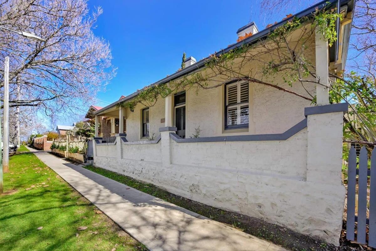Heritage Charm on Hill - Tree-Lined Walk to Town