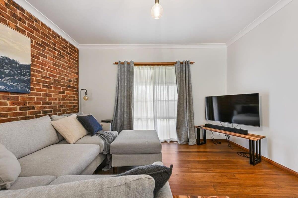 Highfields - Rural Entertainer with Valley Views