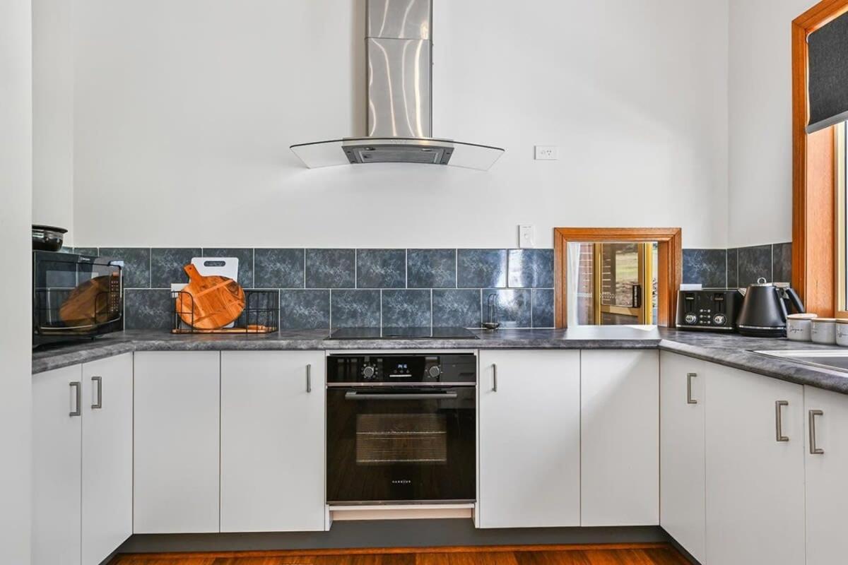 Highfields - Rural Entertainer with Valley Views