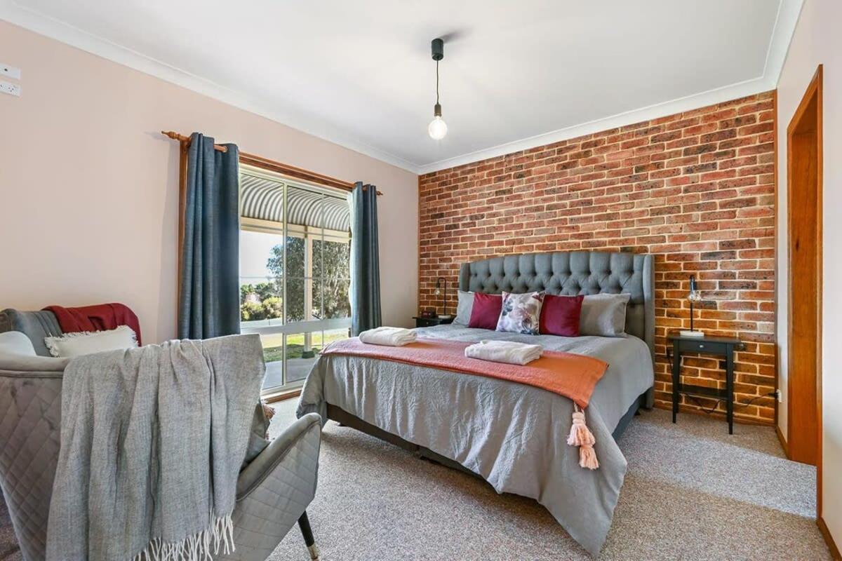 Highfields - Rural Entertainer with Valley Views