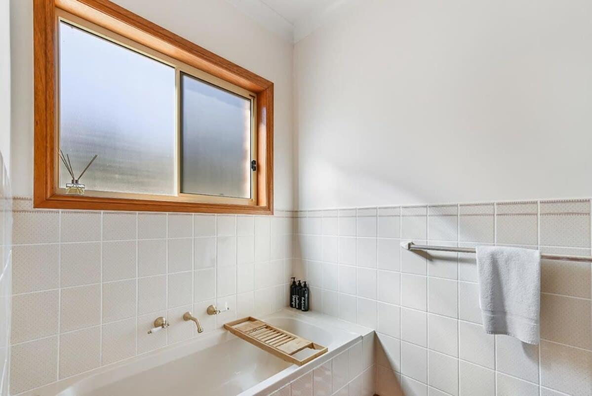 Highfields - Rural Entertainer with Valley Views
