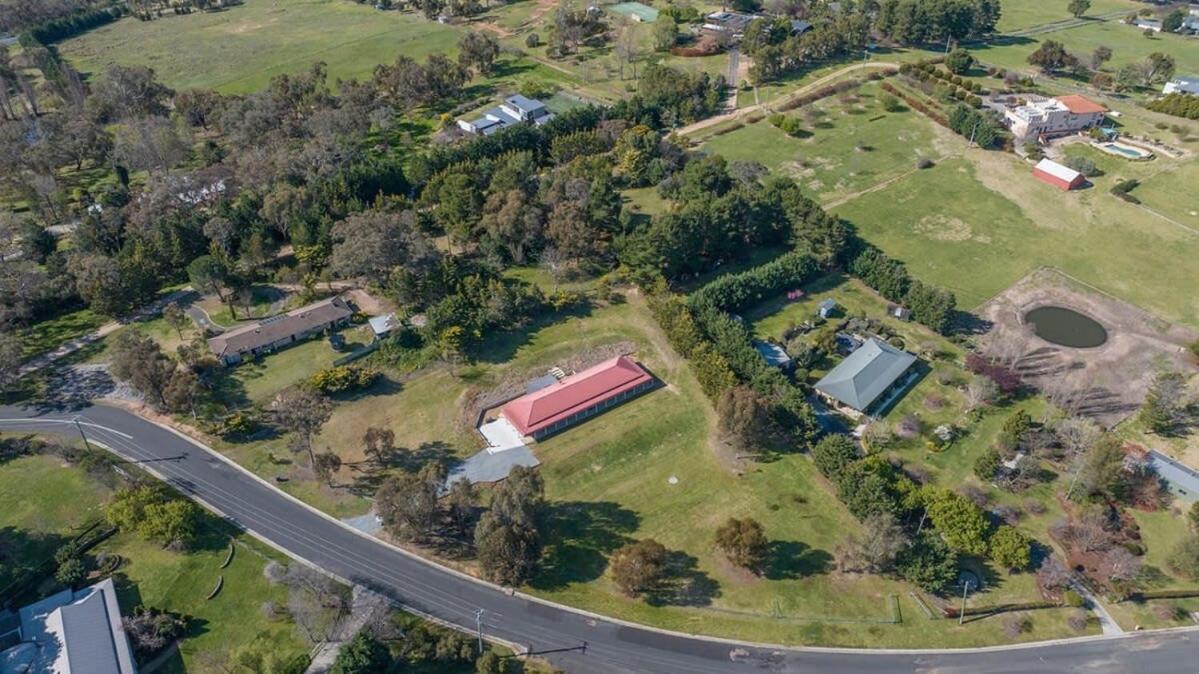 Highfields - Rural Entertainer with Valley Views