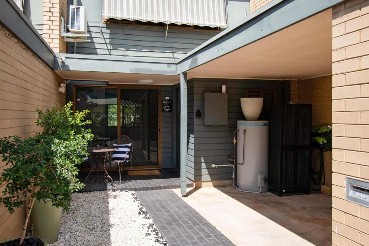 Luxury by the Lagoon - Water Views, 3 Mins to CBD