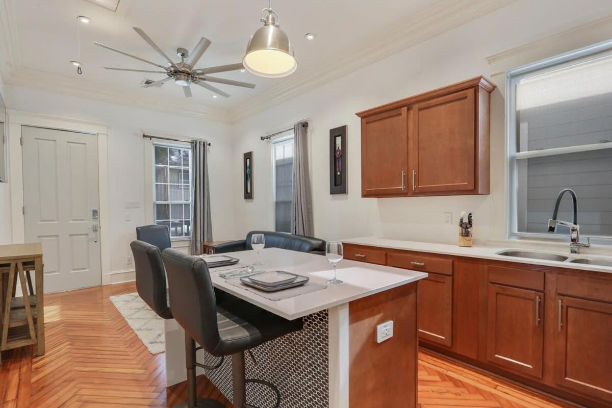 Luxury New Renovation Centrally located Beauty photo 2