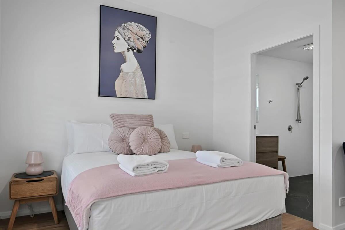The Elm Apartments - The Pink Room