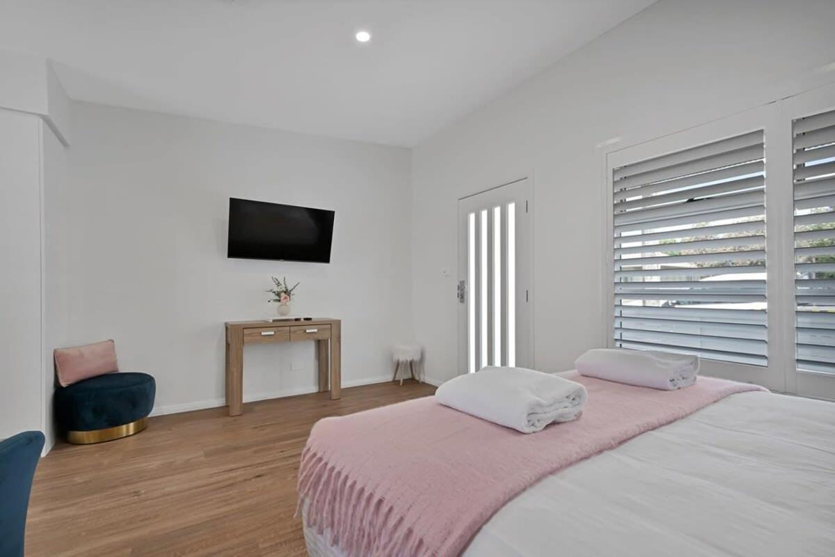 The Elm Apartments - The Pink Room