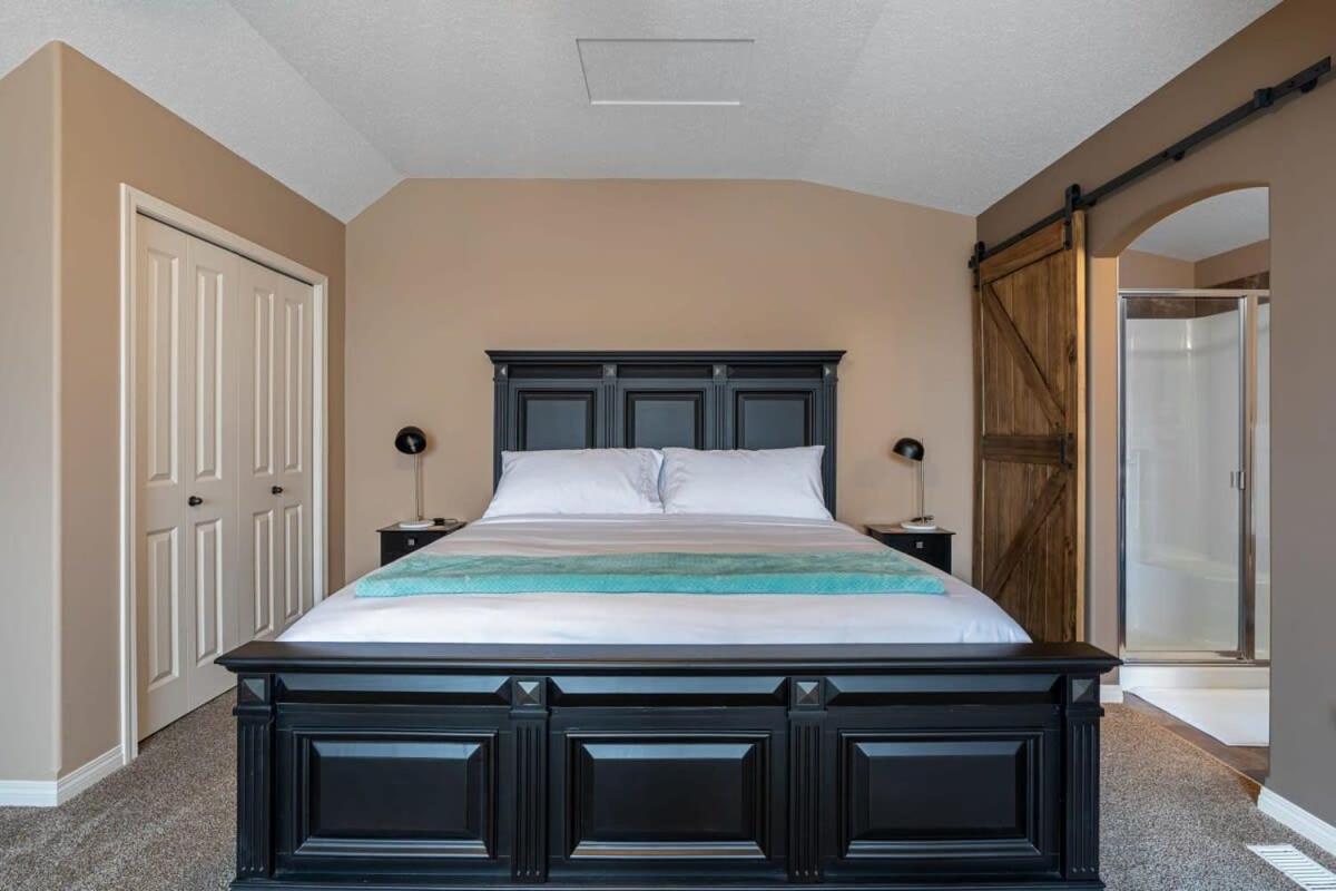 Prairie Oasis I Sleeps 16 l BBQ & Patio l Smart TV