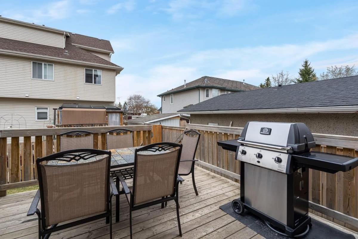 Prairie Oasis I Sleeps 16 l BBQ & Patio l Smart TV