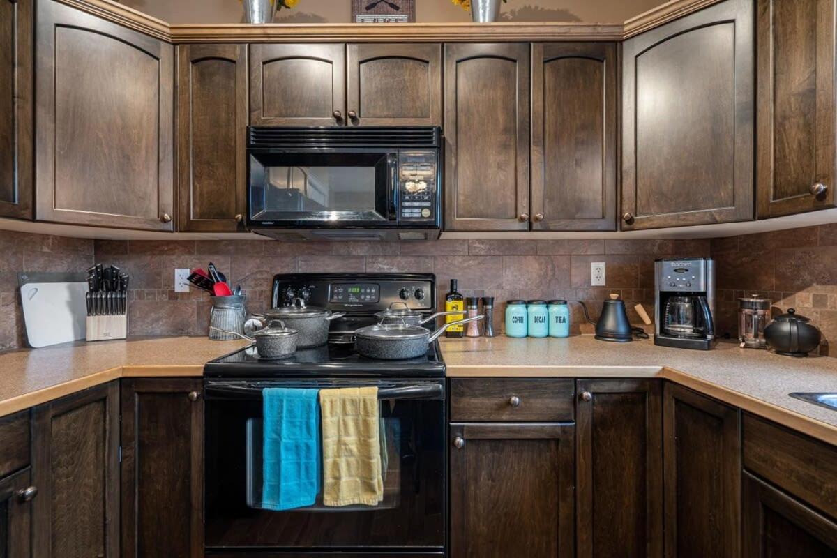 Prairie Oasis I Sleeps 16 l BBQ & Patio l Smart TV