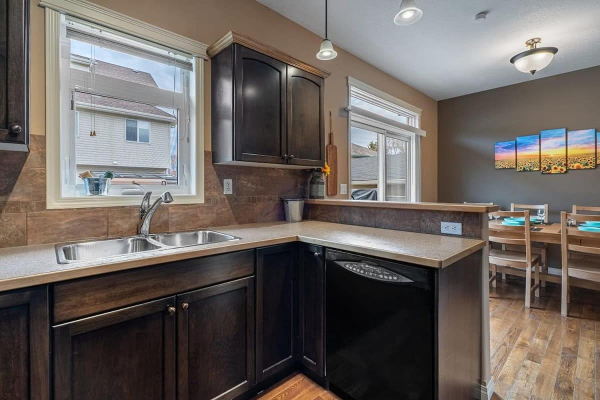 Prairie Oasis I Sleeps 16 l BBQ & Patio l Smart TV