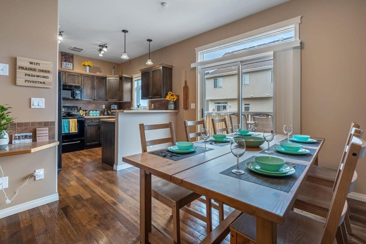 Prairie Oasis I Sleeps 16 l BBQ & Patio l Smart TV