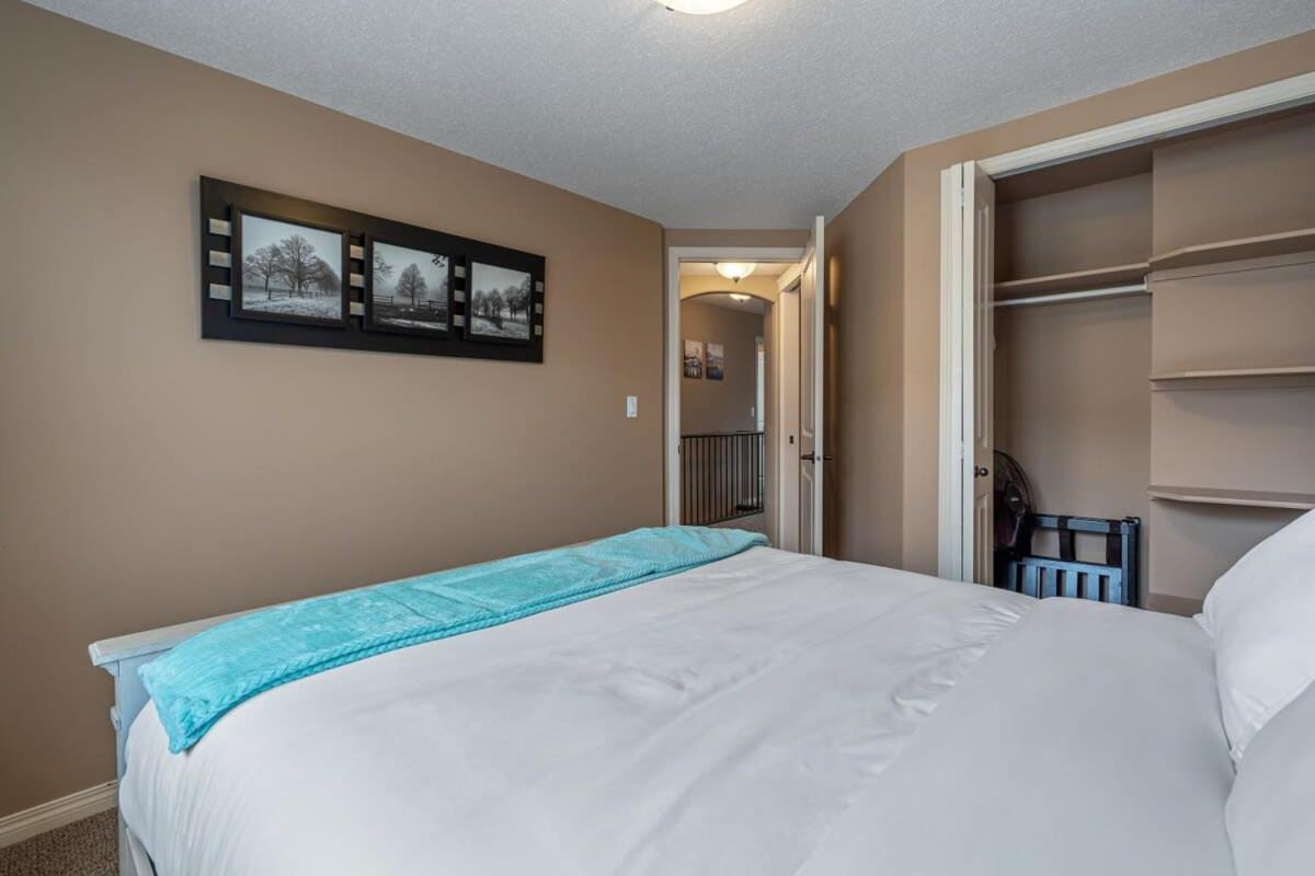 Prairie Oasis I Sleeps 16 l BBQ & Patio l Smart TV