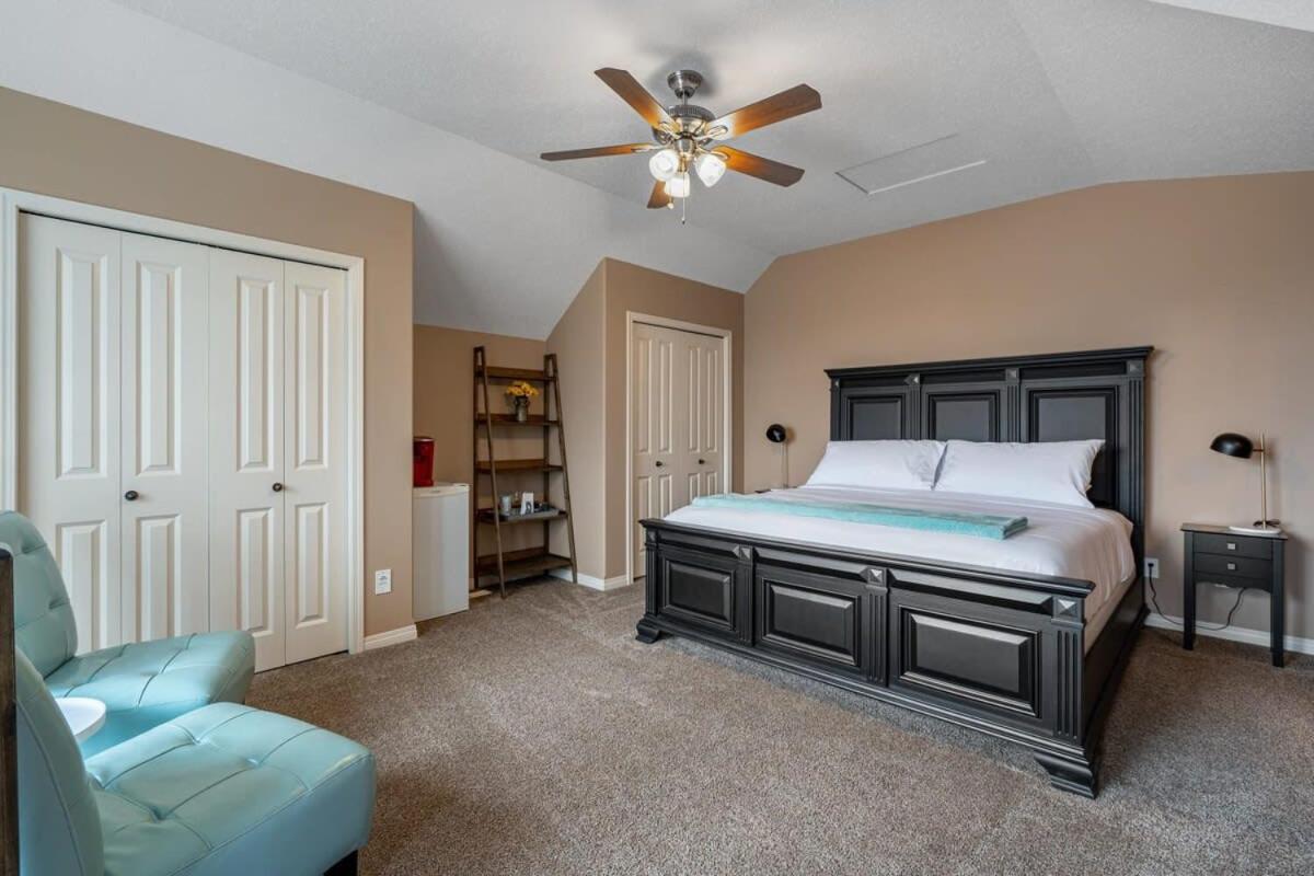 Prairie Oasis I Sleeps 16 l BBQ & Patio l Smart TV