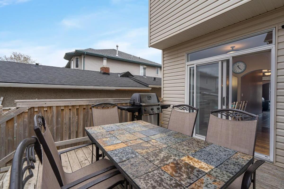 Prairie Oasis I Sleeps 16 l BBQ & Patio l Smart TV