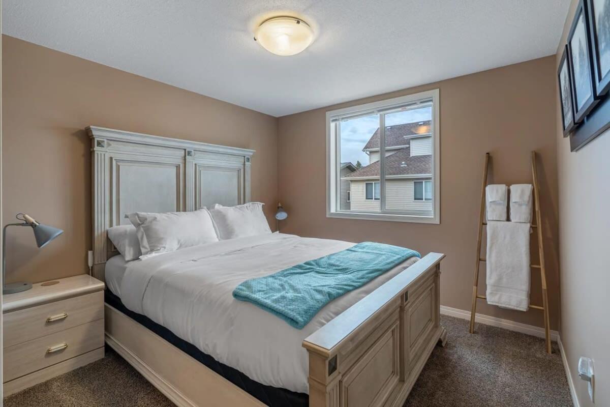 Prairie Oasis I Sleeps 16 l BBQ & Patio l Smart TV