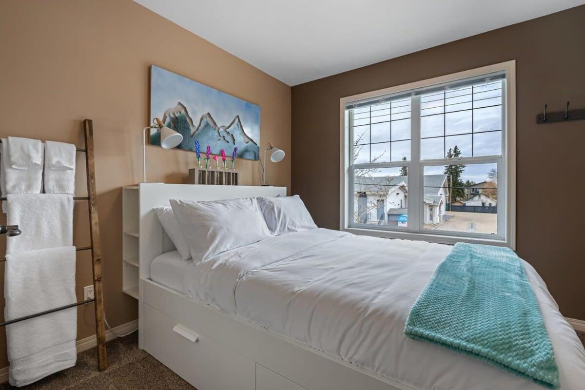 Prairie Oasis I Sleeps 16 l BBQ & Patio l Smart TV