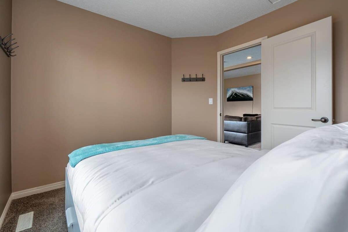 Prairie Oasis I Sleeps 16 l BBQ & Patio l Smart TV