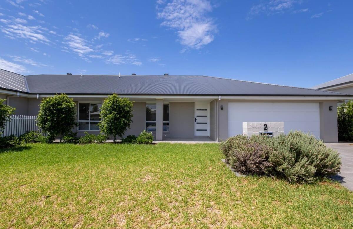 Luxury on Lesmurdie - Close to Zoo & Golf Club
