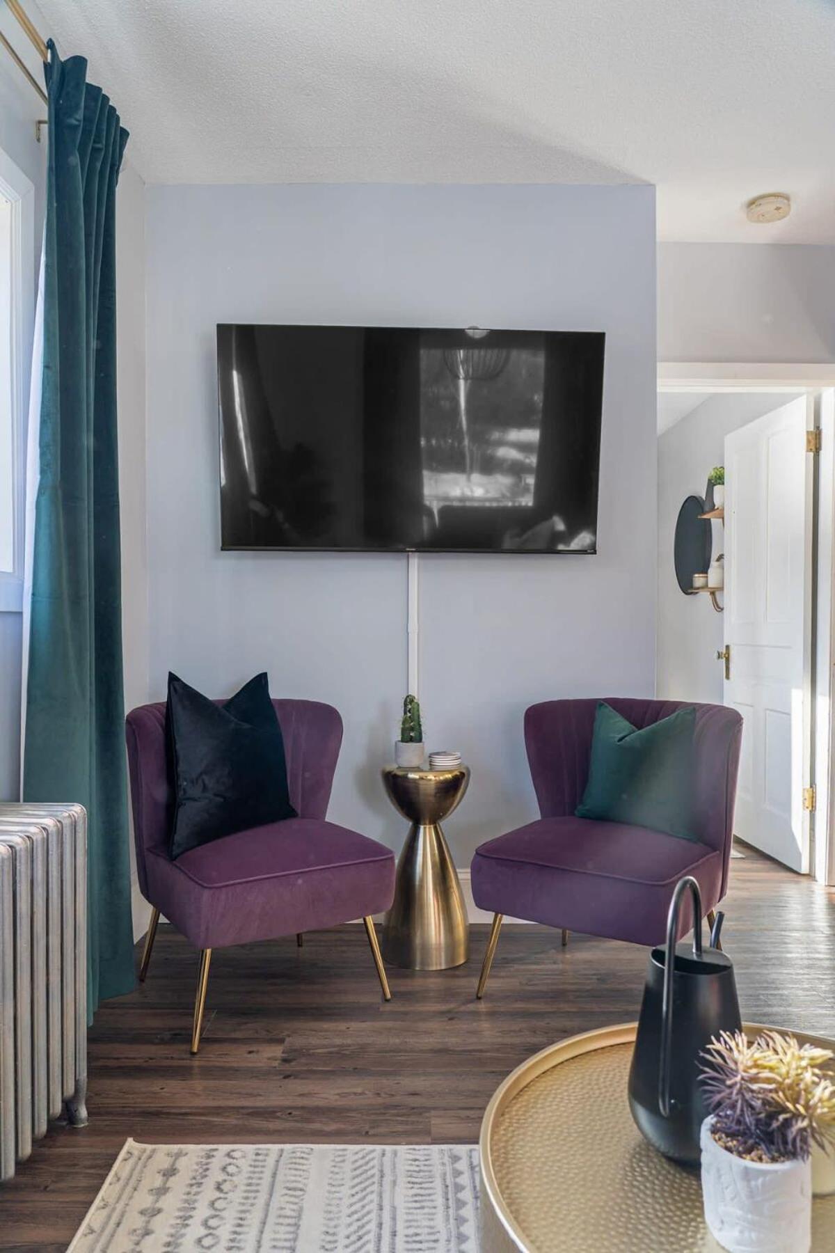 Cranbrook Vacations - The Icon I Sleep 4 I Heritage House I 55 Roku TV - Property Image 2