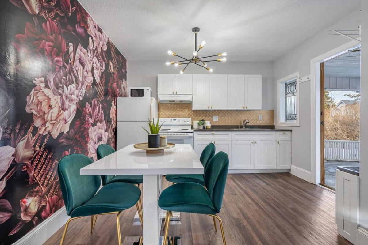 Cranbrook Vacations - The Icon I Sleep 4 I Heritage House I 55 Roku TV - Property Image 3