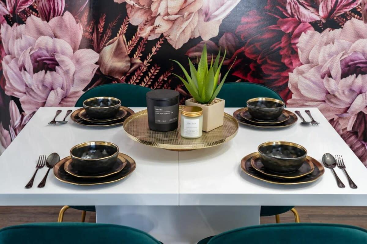 Cranbrook Vacations - The Icon I Sleep 4 I Heritage House I 55 Roku TV - Property Image 5