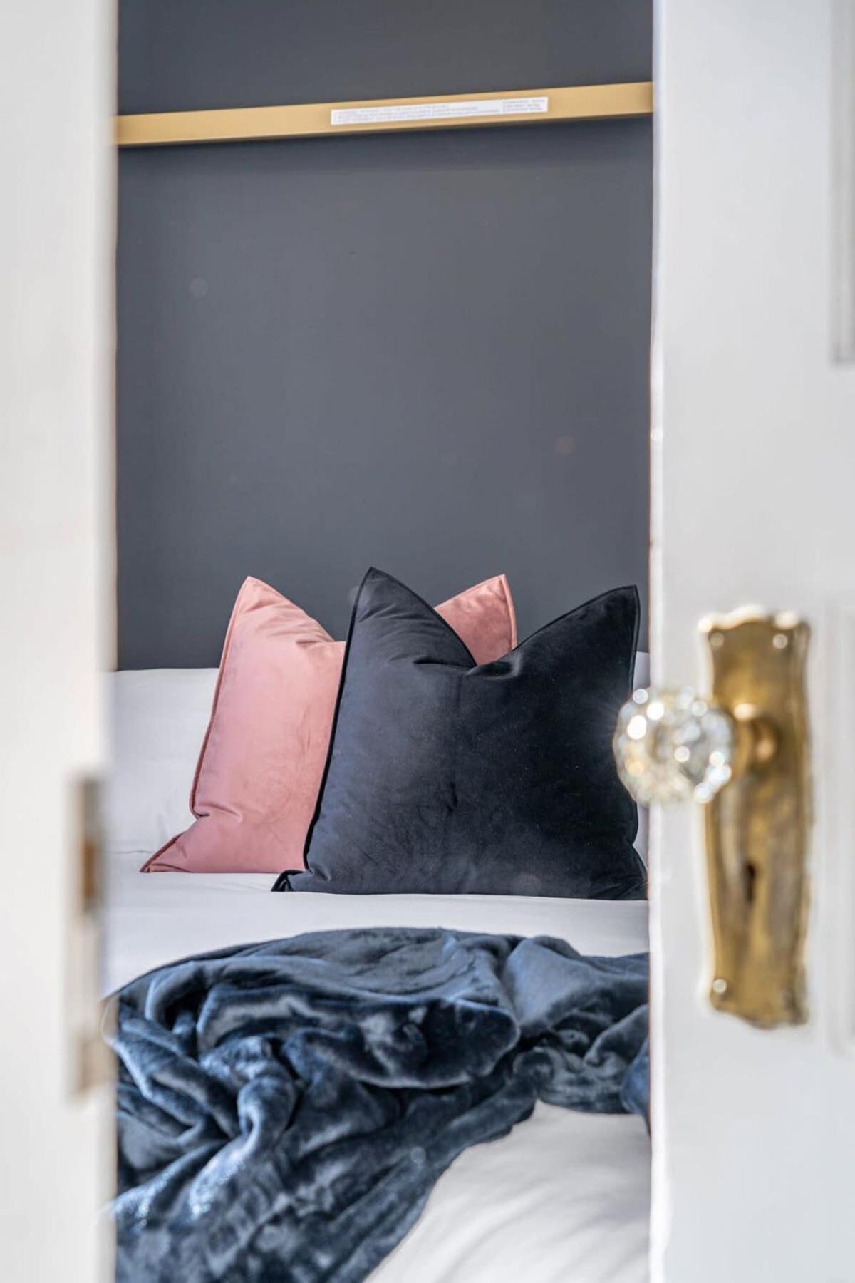 Cranbrook Vacations - The Icon I Sleep 4 I Heritage House I 55 Roku TV - Property Image 4