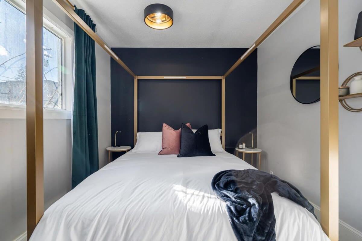 Cranbrook Vacations - The Icon I Sleep 4 I Heritage House I 55 Roku TV - Property Image 9