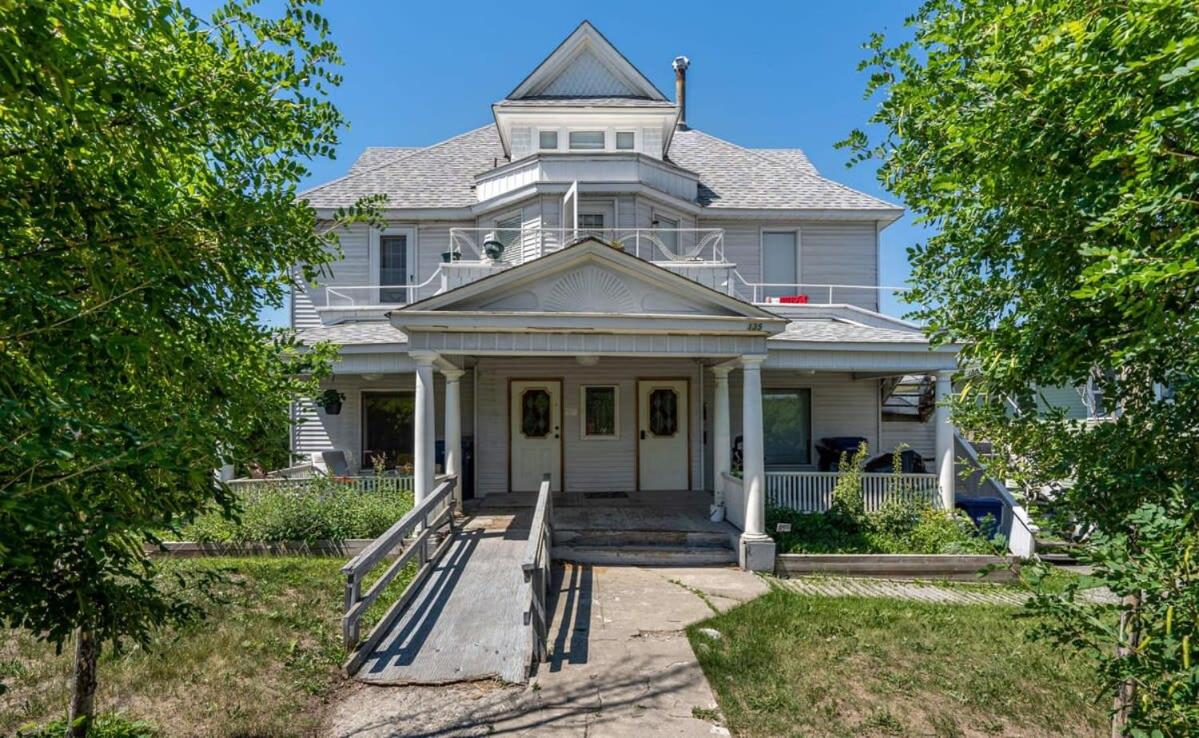 Cranbrook Vacations - The Icon I Sleep 4 I Heritage House I 55 Roku TV - Property Image 4