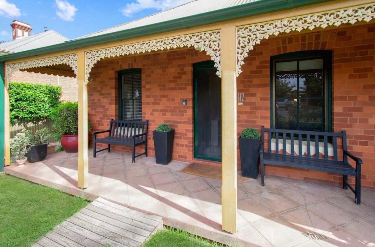 Tompson - Lush Garden, Outdoor Pets