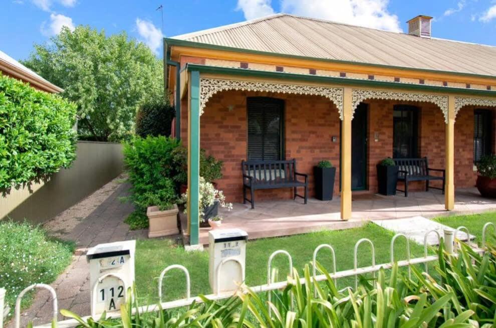 Tompson - Lush Garden, Outdoor Pets