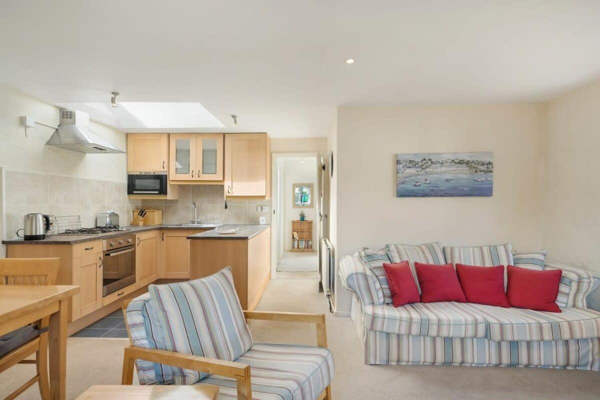 Cosy Cottage Huge Garden w Lake BBQs & Seating view 4