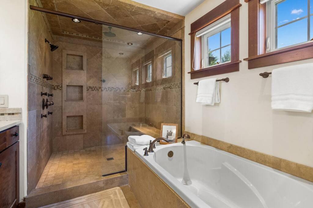 Sleep 14! Hot tub, Indoor Pickleball & Basketball Court view 3