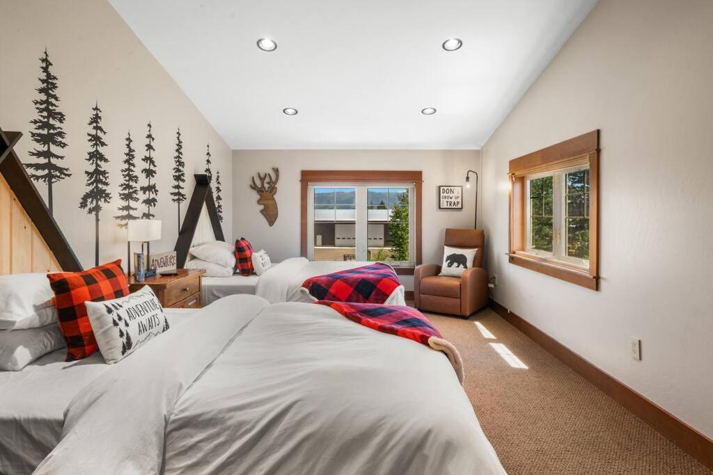 Sleep 14! Hot tub, Indoor Pickleball & Basketball Court view 5