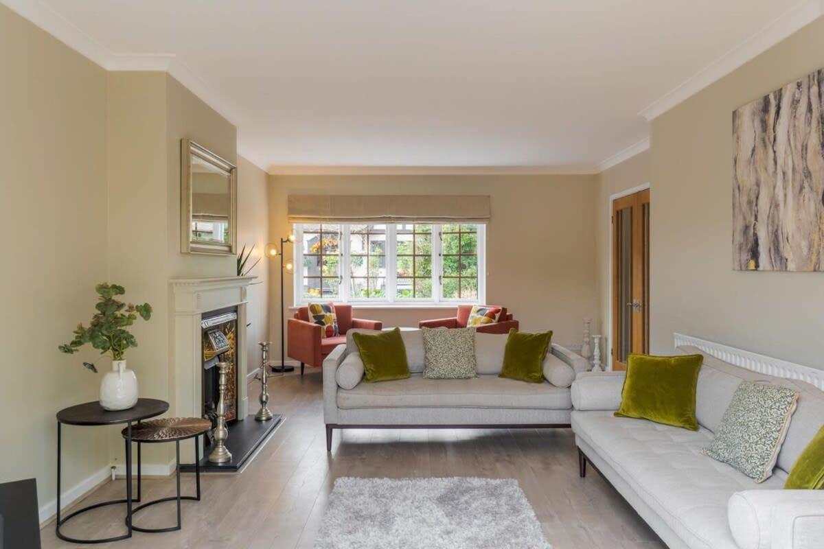 Spacious 4Bed Home: Elegant Garden & Parking view 3