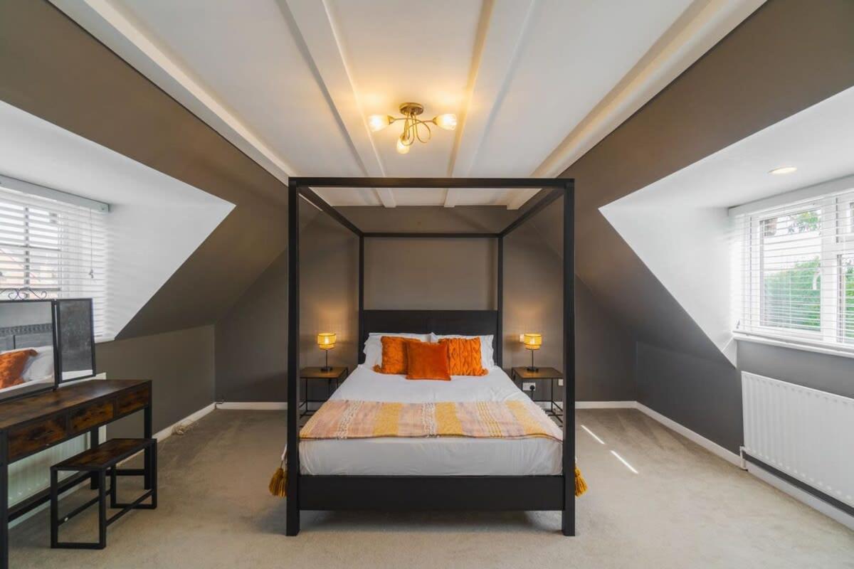 Spacious 4Bed Home: Elegant Garden & Parking view 4