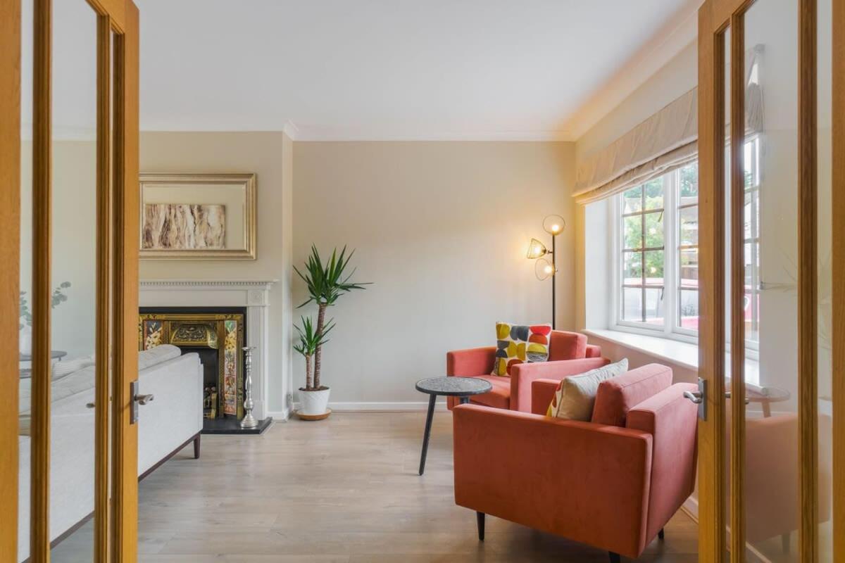 Spacious 4Bed Home: Elegant Garden & Parking view 5