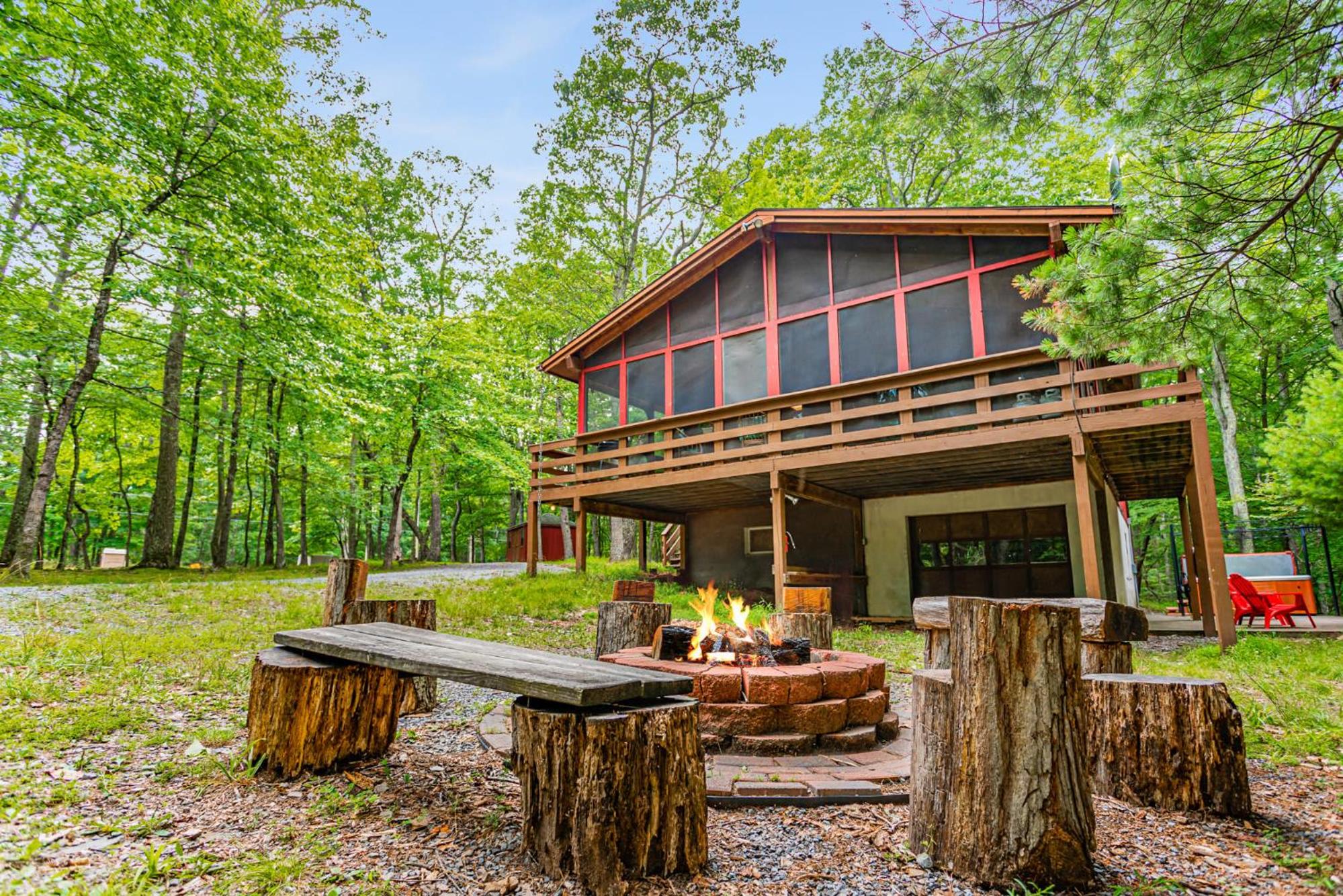 Hotel Cabin With Hot Tub, River Access (with Kayaks, Paddleboards), Wifi, & Fire Pit!