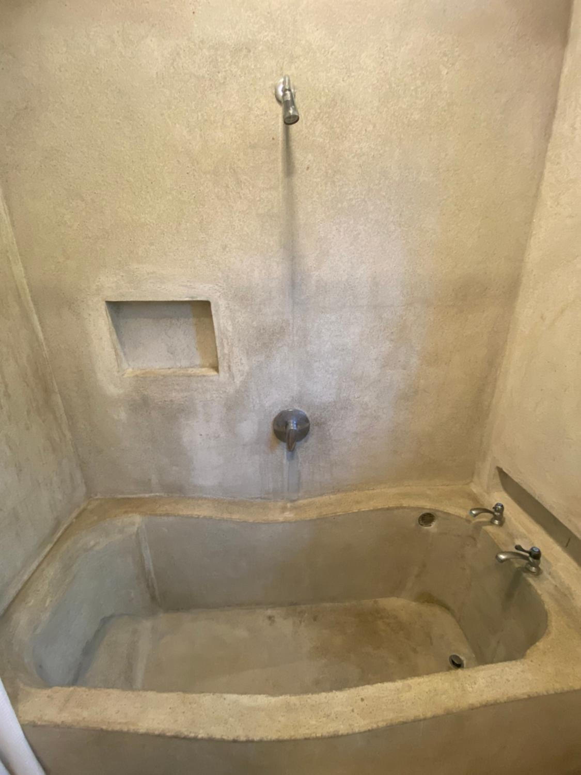 Jungle apartment with bathtub and outdoor shower