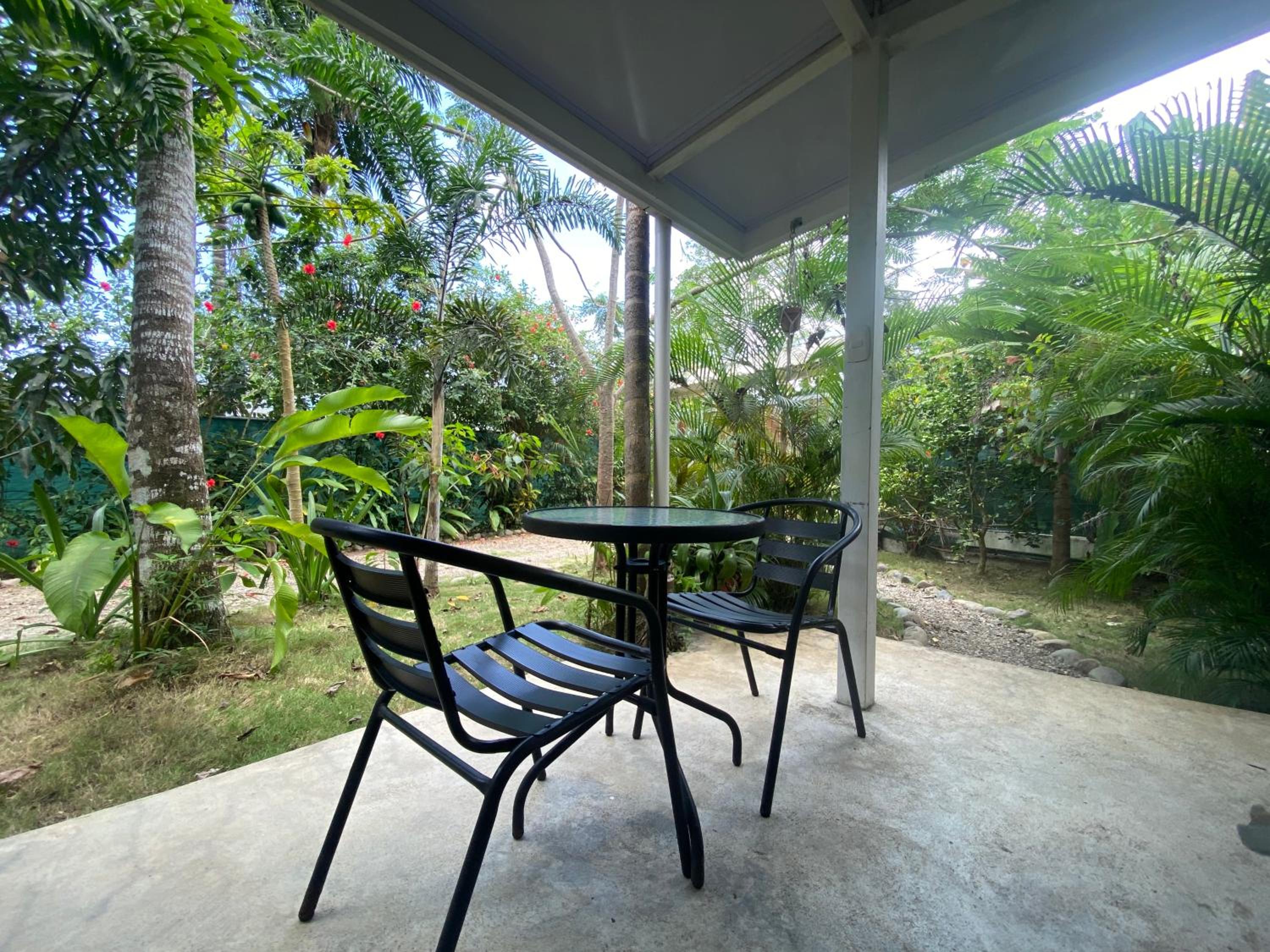 Jungle apartment with bathtub and outdoor shower