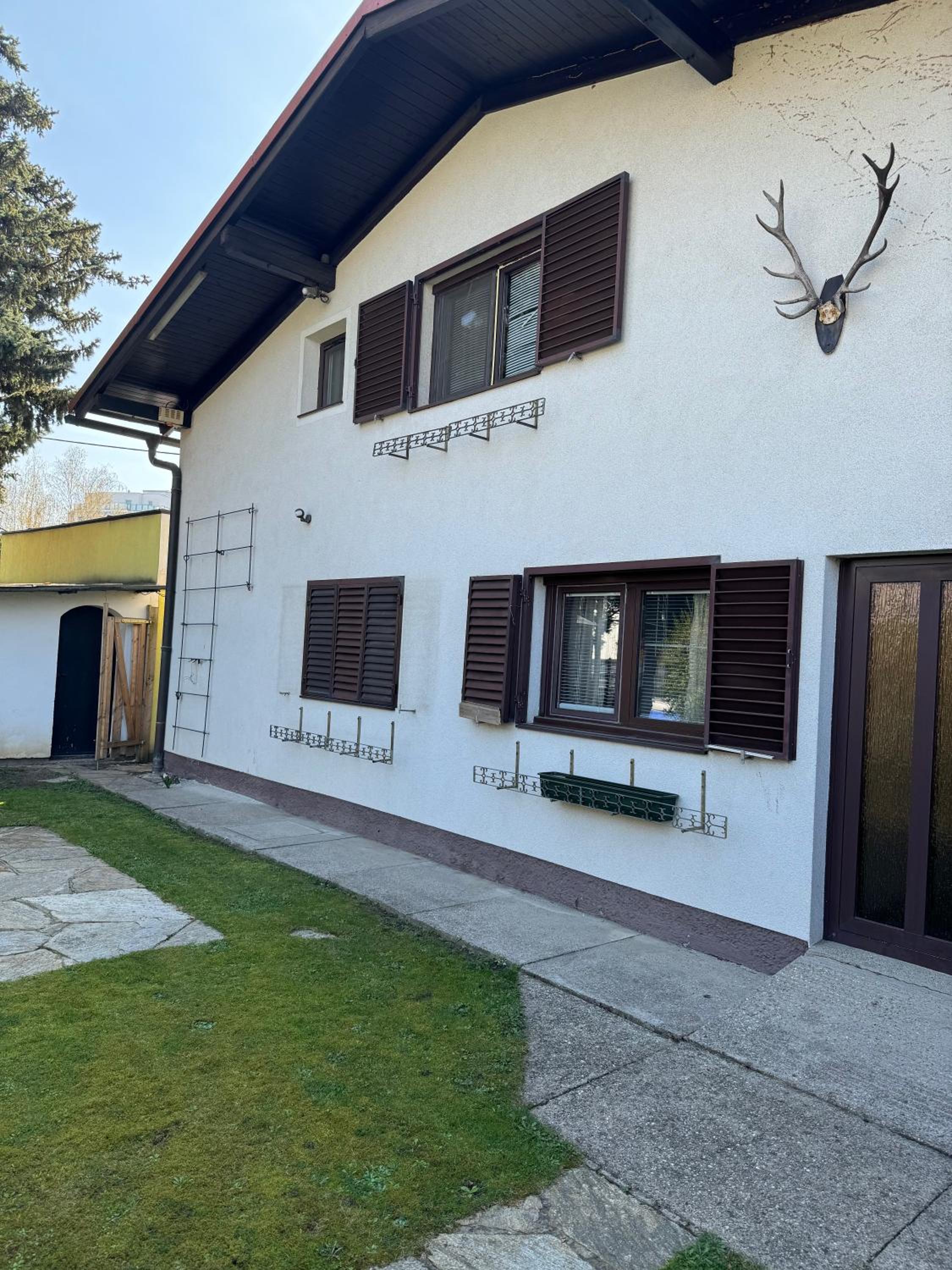 2 Bedrooms, 2 Baths House with a Living Room an Upstairs Reception rea