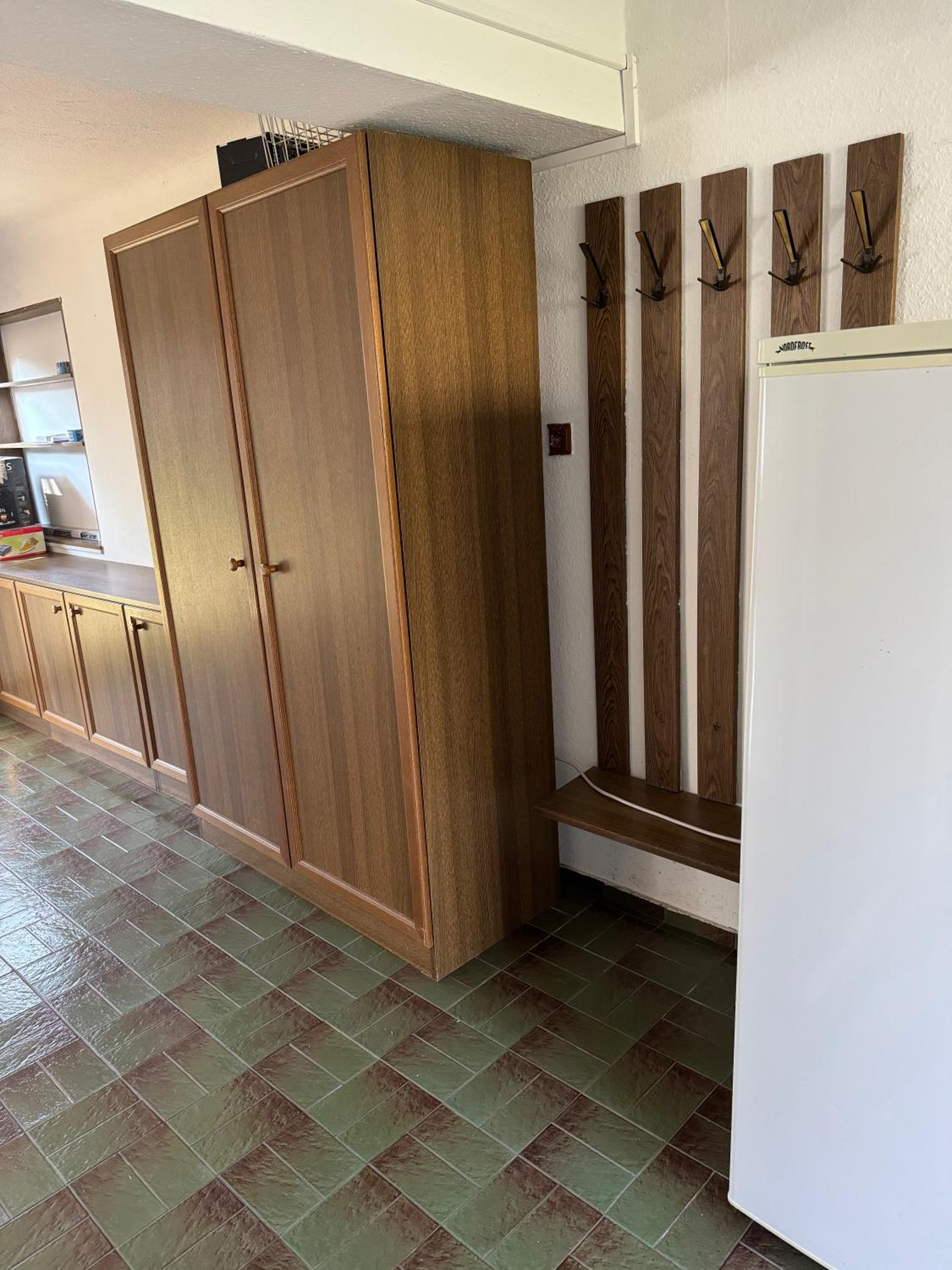 2 Bedrooms, 2 Baths House with a Living Room an Upstairs Reception rea