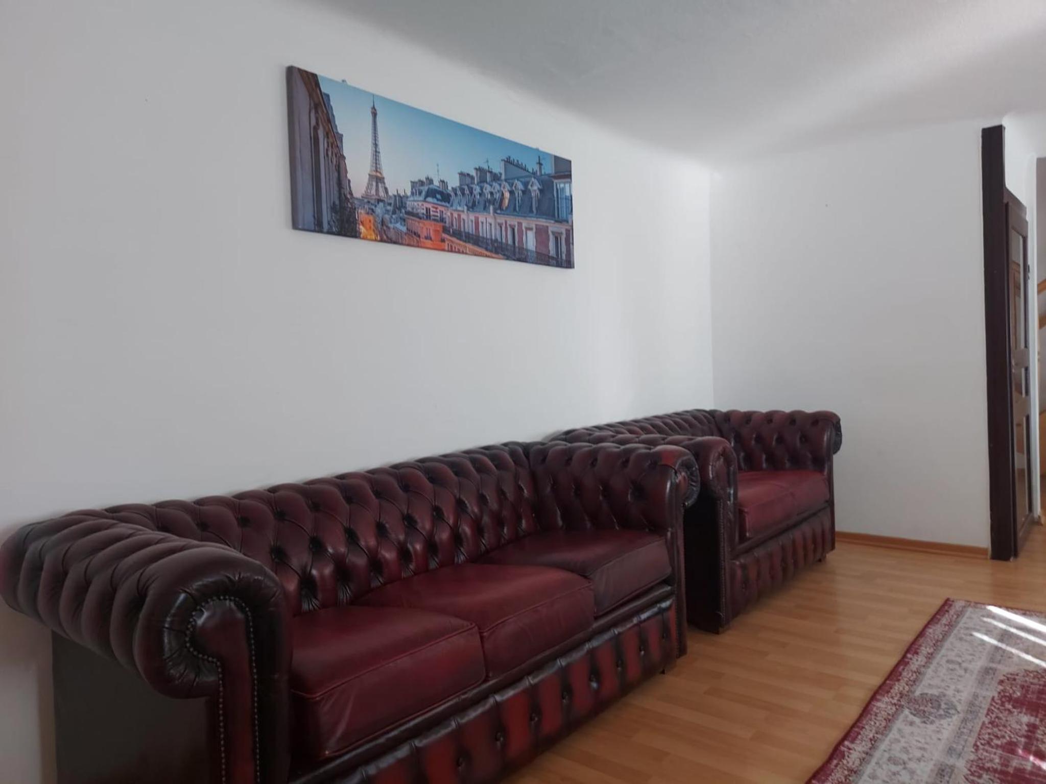 2 Bedrooms, 2 Baths House with a Living Room an Upstairs Reception rea