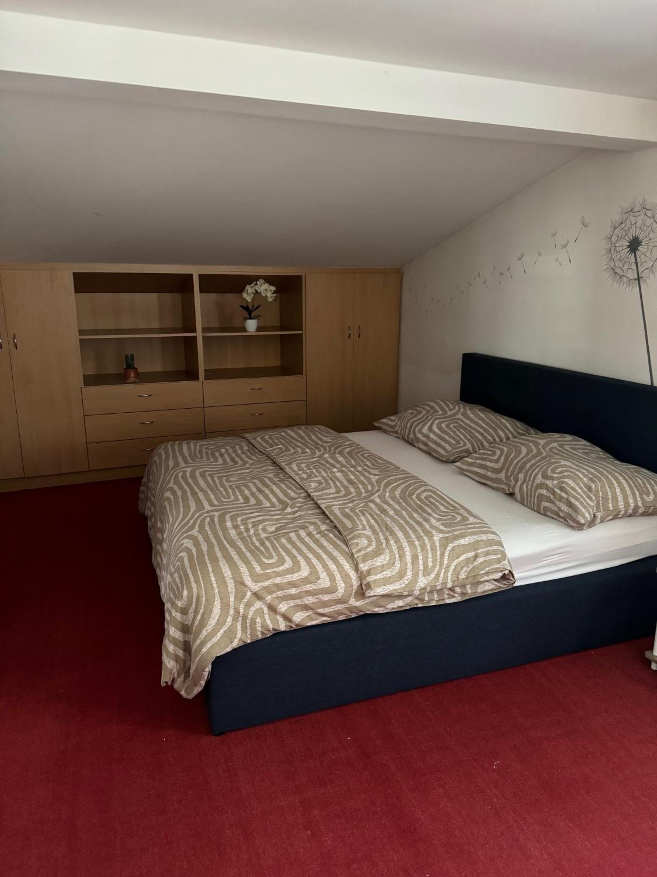 2 Bedrooms, 2 Baths House with a Living Room an Upstairs Reception rea