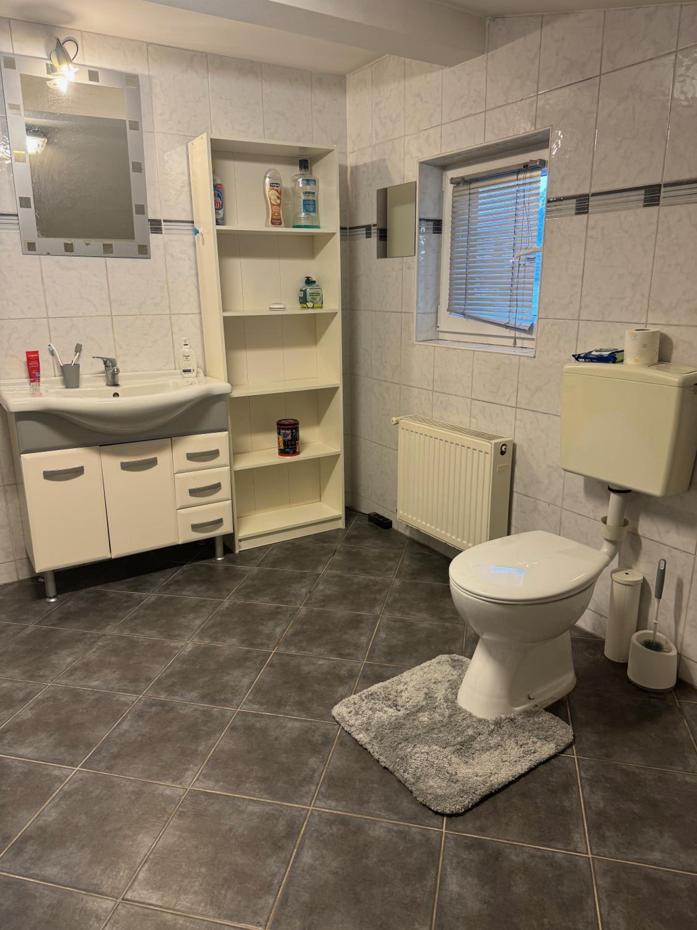 2 Bedrooms, 2 Baths House with a Living Room an Upstairs Reception rea