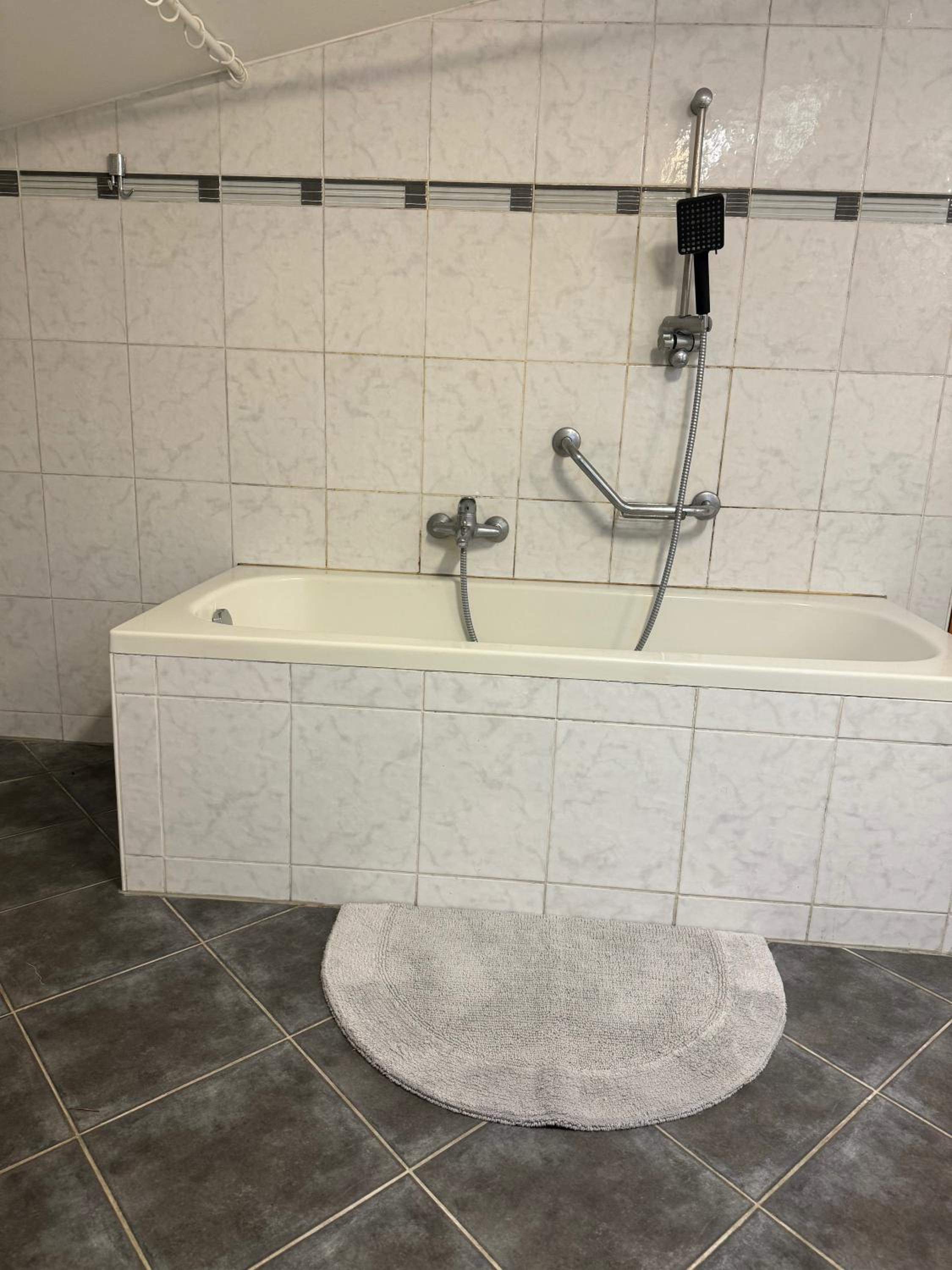 2 Bedrooms, 2 Baths House with a Living Room an Upstairs Reception rea