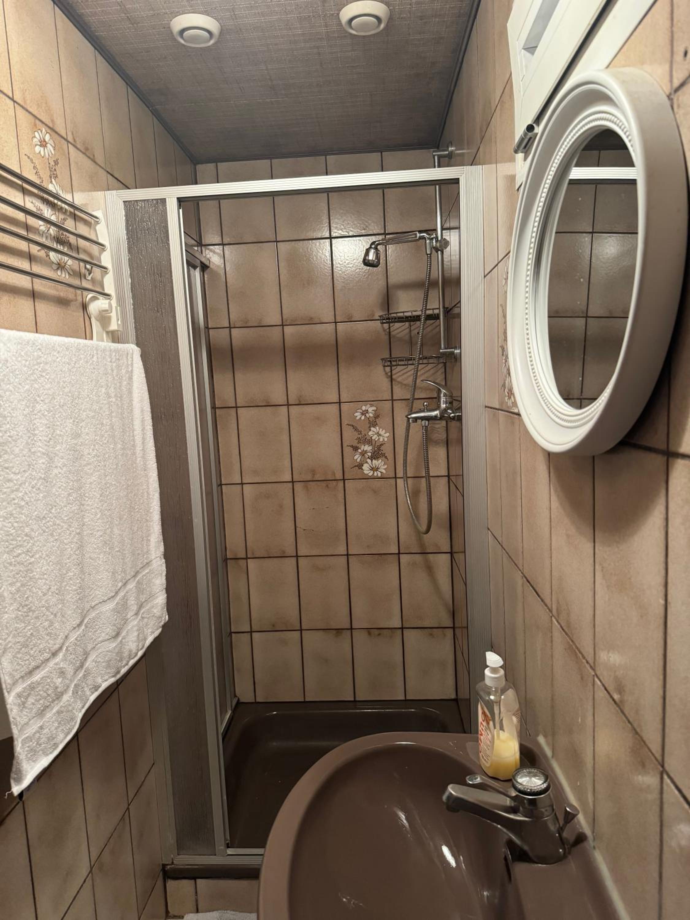 2 Bedrooms, 2 Baths House with a Living Room an Upstairs Reception rea