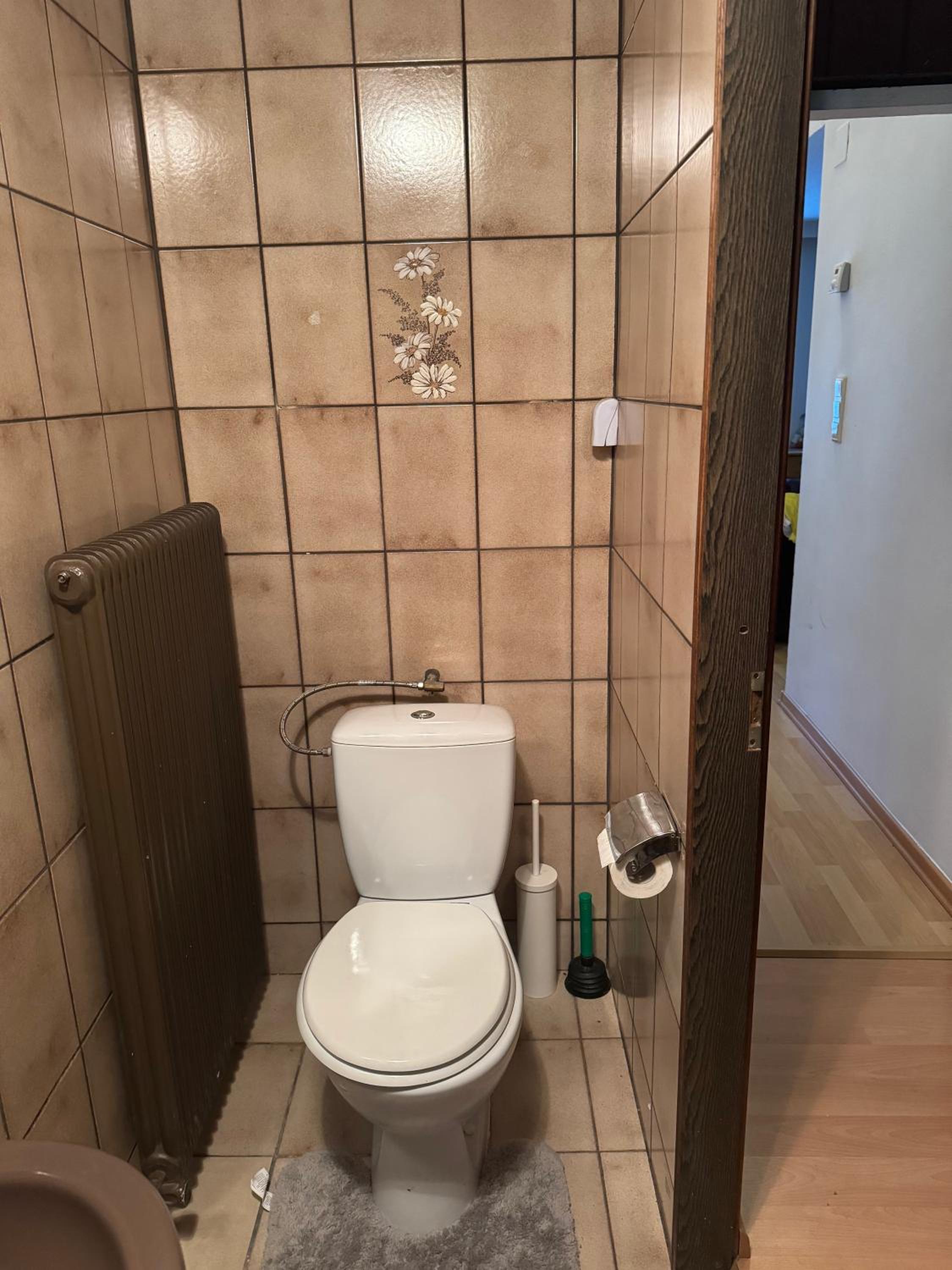 2 Bedrooms, 2 Baths House with a Living Room an Upstairs Reception rea