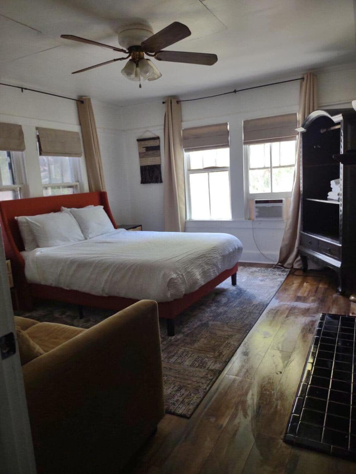 Corporate Comfort in Freetown - Port Rico: Spacious Homes for Work Crews view 5